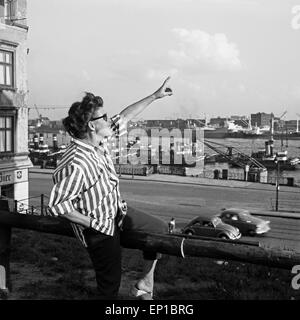 Deutsche Schauspielerin Lotte Rausch unterwegs à Hamburg, Deutschland 1950 er Jahre. L'actrice allemande Lotte Rausch walking thr Banque D'Images