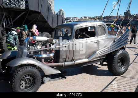 Sydney, Australie. 13 mai 2015. Mad Max Fury Road est venu à Sydney fermer des parties du centre pour filmer une promo et déposer leurs véhicules monstres à Circular Quay pour une exposition publique. Circular Quay a vu la Gigahorse, Buick, et a photographié la voiture Nux parmi les véhicules présents avec un certain nombre d'acteurs. Crédit : martin Berry/Alamy Live News Banque D'Images