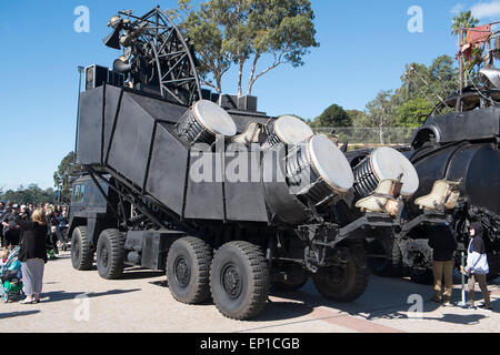 Sydney, Australie. 13 mai 2015. Mad Max Fury Road et le Doof Wagon sont venus à Sydney pour la première fois du film et ont organisé un événement promotionnel au Circular Quay, avec la photo du tristement célèbre Doof Wagon Vehicle Banque D'Images