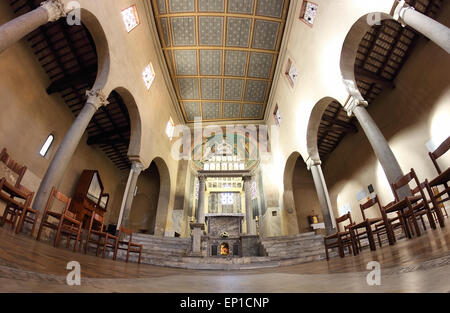 ROME, ITALIE - 21 avril 2015 : San Giorgio al Velabro ancienne église romane, la nef centrale Banque D'Images