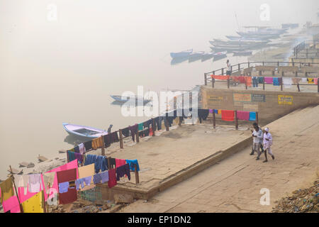 Blanchisserie de séchage sur les ghats de Varanasi. Banque D'Images