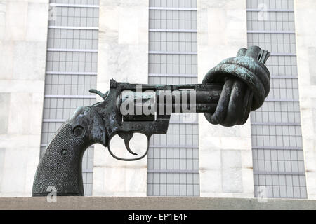 Carl Fredrik Reutersward (b. 1934). Sculpteur et peintre suédois. Sculpture de la non-violence. Le bronze. Revolver à barillet à points noués. Banque D'Images