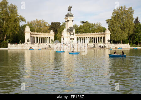 Parc del Buen Retiro avec lac de plaisance et Monument à Alfonso XII, Madrid, Espagne Banque D'Images