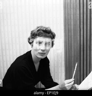 Deutsche bei eine Hörspielproduktion des NDR à Hambourg, Deutschland 1950 er Jahre. L'actrice allemande à la production d'un au Banque D'Images