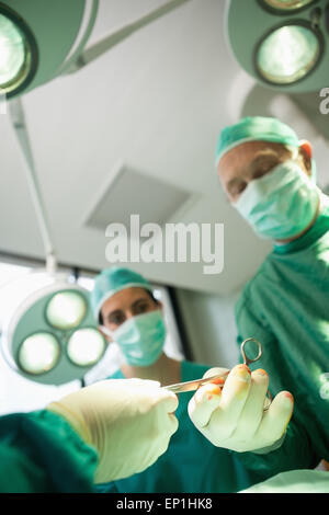 Close up of a ciseaux accordée à un chirurgien Banque D'Images