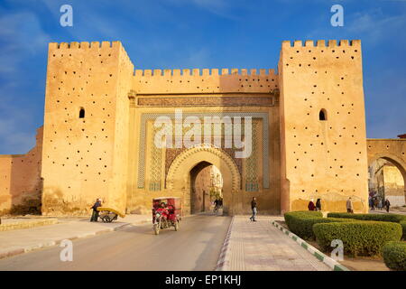 Meknès, la ville Bab el-Khamis à Médine. Maroc Banque D'Images