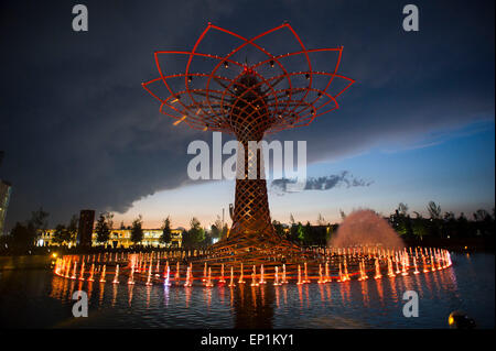 Italie Milan Expo 2015 Arbre de vie dans la soirée. Le spectacle est complété par la musique et l'éclairage Banque D'Images