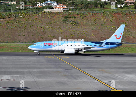 Thomson Airways avion à l'atterrissage sur madère nombre 3521 Banque D'Images