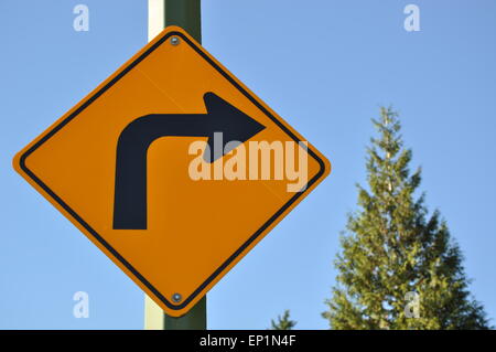 Droit courbe de l'avant Panneau de circulation Banque D'Images