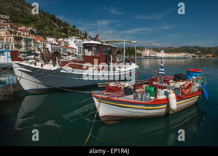 Bateaux dans le port de Vathy en Grèce Banque D'Images
