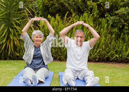 Leur couple s'étend dans le jardin Banque D'Images