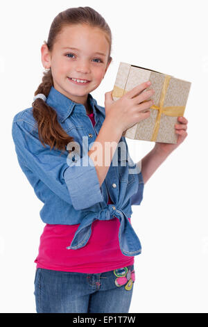 Portrait of a happy girl holding une boîte-cadeau Banque D'Images
