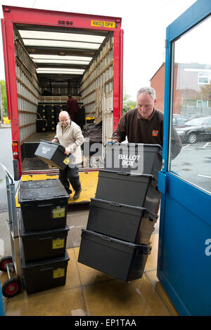 Les urnes sont livrés à Sheldon Heath community centre prêt pour le vote à l'élection générale Banque D'Images