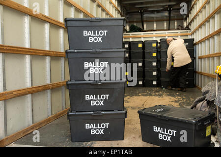 Les urnes sont livrés à Sheldon Heath community centre prêt pour le vote à l'élection générale Banque D'Images