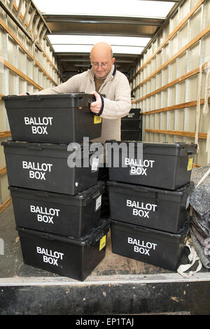 Les urnes sont livrés à Sheldon Heath community centre prêt pour le vote à l'élection générale Banque D'Images