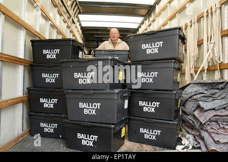 Les urnes sont livrés à Sheldon Heath community centre prêt pour le vote à l'élection générale Banque D'Images