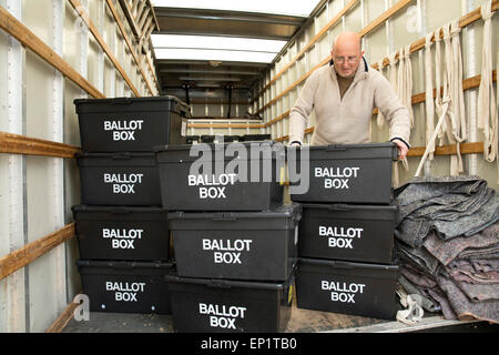 Les urnes sont livrés à Sheldon Heath community centre prêt pour le vote à l'élection générale Banque D'Images