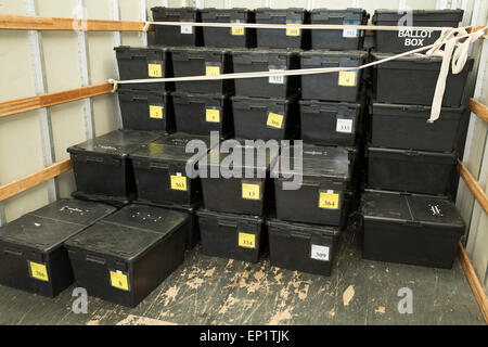 Les urnes sont livrés à Sheldon Heath community centre prêt pour le vote à l'élection générale Banque D'Images