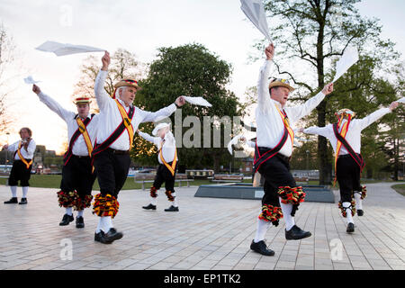 La danse Morris Men Shakespeare dans l'aube à Stratford upon Avon le premier jour de mai. Banque D'Images