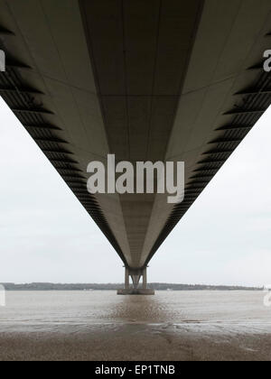 La face inférieure de l'Humber Bridge vu de Barton upon Humber dans le sud vers Hessele. Banque D'Images