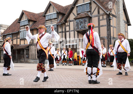 La danse Morris Men Shakespeare dans l'aube à Stratford upon Avon le premier jour de mai. Banque D'Images