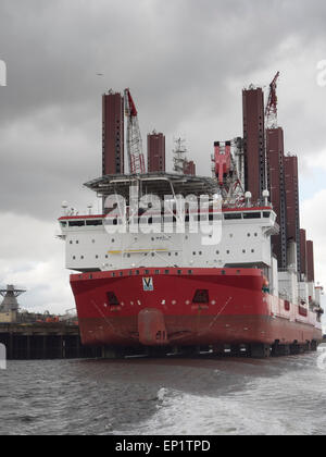 Découverte MPI cric l'navire pour installation de l'éolienne, fleuve Tees Banque D'Images