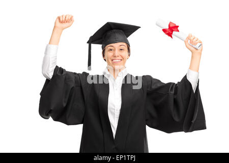 Femme joyeuse étudiant diplômé en toge noire titulaire d'un diplôme et de célébrer son diplôme isolé sur fond blanc Banque D'Images