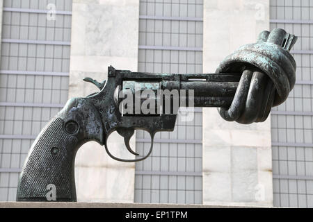 Carl Fredrik Reutersward (b. 1934). Sculpteur et peintre suédois. Sculpture de la non-violence. Le bronze. Revolver à barillet à points noués. Banque D'Images