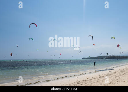 Kite surfeurs à Bulabog Beach, Boracay Island, Philippines Banque D'Images