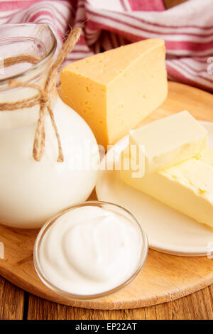 Produits laitiers - lait, fromage, beurre, crème sure sur table en bois Banque D'Images