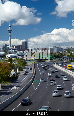Le nord de l'autoroute et Skytower, Auckland, île du Nord, Nouvelle-Zélande Banque D'Images