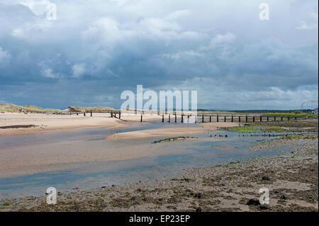 Le pont en bois à l'Elgin East Beach traverse la rivière Lossie estuaire. 9785 SCO. Banque D'Images