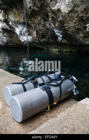 Réservoirs d'air plongée dans les cenotes mexicaines Banque D'Images