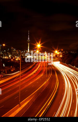 Le nord de l'autoroute et Sky Tower la nuit, Auckland, île du Nord, Nouvelle-Zélande Banque D'Images