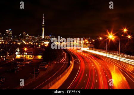 Le nord de l'autoroute et Sky Tower la nuit, Auckland, île du Nord, Nouvelle-Zélande Banque D'Images