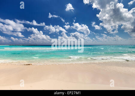 Belle plage de la mer des Caraïbes aux eaux turquoises Banque D'Images