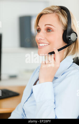 Portrait of a smiling businesswoman with headset chercher ailleurs Banque D'Images