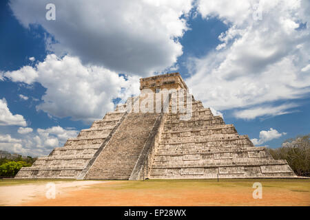 El Castillo (le Temple) Kukulkan de Chichen Itza pyramide maya, au Yucatan, Mexique Banque D'Images