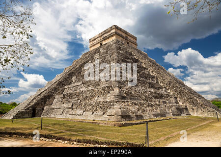 El Castillo (le Temple) Kukulkan de Chichen Itza pyramide maya, au Yucatan, Mexique Banque D'Images