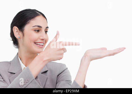 Close up of businesswoman pointing at sa paume Banque D'Images