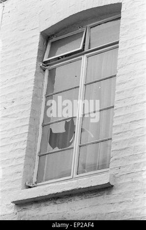 Sandra Rivett Meurtre Novembre 1974. Fenêtre cassée, par la police d'y entrer, à mews accueil à l'arrière (de 46 Lower Belgrave Street) en ligne Eaton où lord Lucan vivaient. Richard John Bingham 7e comte de Lucan populairement connu comme Lord Lucan était la collègue qui a disparu au début de l'heures du 8 novembre 1974 après le meurtre de Sandra Rivett ses enfants en nourrice le soir précédent. Il n'y a eu aucune observation vérifiée de lui depuis. Le 19 juin 1975 un jury d'enquête nommé Lucan que le meurtrier de Sandra Rivett. Il a été présumé décédé en instance le 11 décembre 1992 et déclarée juridiquement mort. Banque D'Images