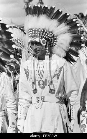 Le Prince Charles, le Prince de Galles, portant une coiffe indienne à Calgary (Alberta) au cours de sa visite au Canada. 11 juillet 1977. Banque D'Images