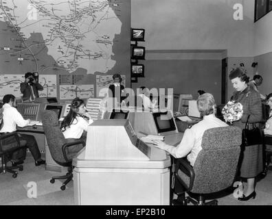 La Reine se rend à Manchester, 21 mars 1986. S'entretient avec le personnel de l'autoroute principale salle de contrôle au QG de la police du Grand Manchester. L'Administration centrale. Psg Banque D'Images