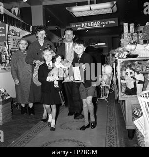 Mme Sterry et ses deux enfants rendre visite à M. Sterry, qui travaille comme assistant cuisinier de l'équipage sur le 'Château' Bloemfontain navire à moteur. Mme Sterry a demandé au Daily Mirror pour photographier son mari avec le navire à l'arrière-plan, comme il devait être transférée lorsque le navire a été vendu aux Grecs. Le Daily Mirror a été le meilleur et a invité la famille pour visiter le navire et aller à la foire de jouets de Kensington High Street. La famille est photographié ici avec les deux nouveaux jouets pour enfants. 12 novembre 1959. Banque D'Images