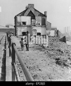 Affaire de meurtre Mary Bell (né le 26 mai 1957 à Newcastle Upon Tyne, Angleterre) a été reconnu coupable en décembre 1968 de l'homicide de deux garçons, Martin Brown (de quatre ans) et Brian Howe (âgés de trois ans). Bell a dix ans lorsqu'elle avait tué Brown, et onze quand elle a tué Howe.[ Photo : La maison démolie où Martin Brown's corps a été trouvé. Le 25 mai 1968, le jour avant son 11e anniversaire, Mary Bell étranglé quatre ans, Martin Brown dans cette maison à l'abandon. Banque D'Images