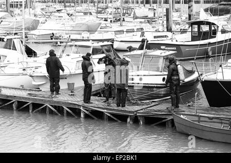 Chasse à l'homme de la Police à Newhaven Sussex 27 novembre 1974. Les plongeurs de la police à l'œuvre à Cresta marina pour missing lord Lucan voulait maintenant sur accusation de meurtre.Richard John Bingham 7e comte de Lucan populairement connu comme Lord Lucan était la collègue qui a disparu dans les premières heures du 8 novembre 1974, à la suite du meurtre de Sandra Rivett ses enfants en nourrice le soir précédent. Il n'y a eu aucune observation vérifiée de lui depuis. Le 19 juin 1975 un jury d'enquête nommé Lucan que le meurtrier de Sandra Rivett.Il a été présumé décédé en instance le 11 décembre 1992 et déclarée juridiquement morts en octobre 1999. Banque D'Images