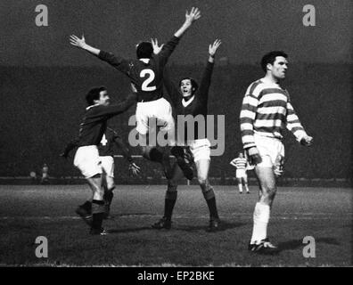 Rangers v Celtic finale de la FA Cup à Hampden Park. Son premier but pour les rangers Kaj Johansen saute haut que coéquipiers Henderson et mclean félicite score final : 1-0 Rangers Celtic 27 Avril 1966 Banque D'Images