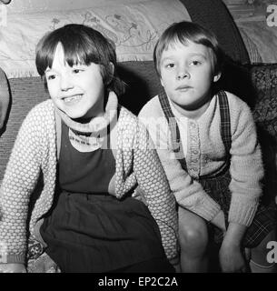 Susan Cornish (l) et Cindy Hellpe (r), les enfants qui ont été attaqués par Norma Bell et Mary Bell, que l'on voit au 18 décembre 1968. Banque D'Images