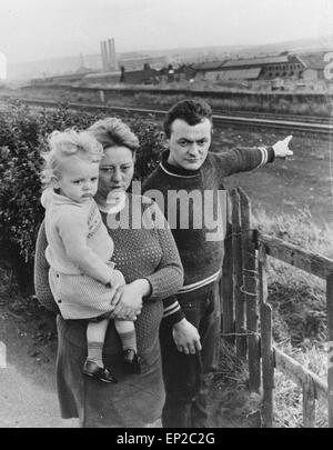 Affaire de meurtre Mary Bell (né le 26 mai 1957 à Newcastle Upon Tyne, Angleterre) a été reconnu coupable en décembre 1968 de l'homicide de deux garçons, Martin Brown (de quatre ans) et Brian Howe (âgés de trois ans). Bell a dix ans lorsqu'elle avait tué Brown, et onze quand elle a tué Howe. Sur la photo : Les parents de Martin Brown, M. et Mme Brown & Feorge leur fille. Banque D'Images