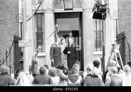 Tournage du Programme TV de la BBC 'Oui', Ministre à l'extérieur du ministère des Affaires administratives' & 10, Downing Street, Londres, 23 octobre 1982. Acteurs : Paul Eddington comme député Jim Hacker. Nigel Hawthorne que Sir Humphrey Appleby. Derek Fowlds comme Bernard Woolley. Banque D'Images